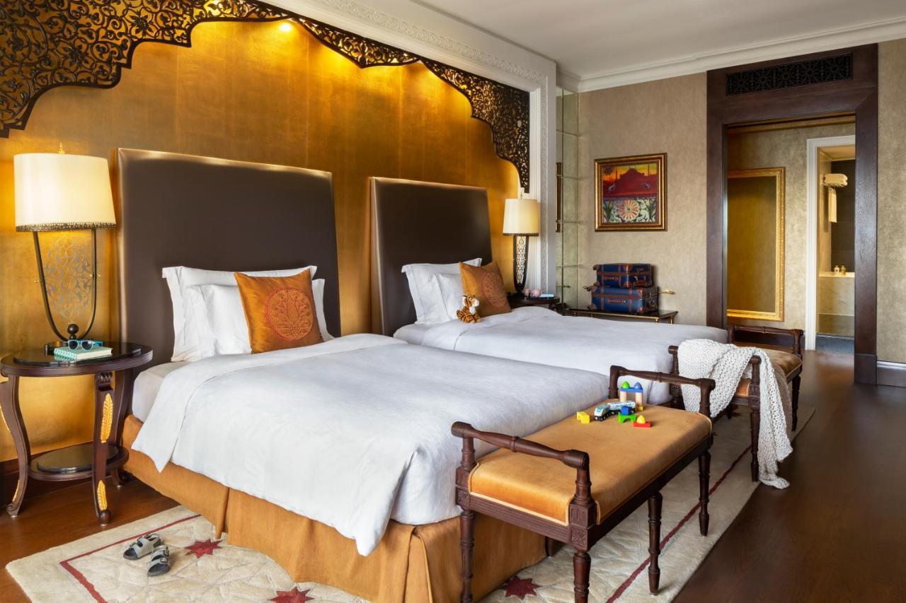Jumeirah Zabeel Saray Dubai Esterno foto A guest room at the Taj Mahal Palace