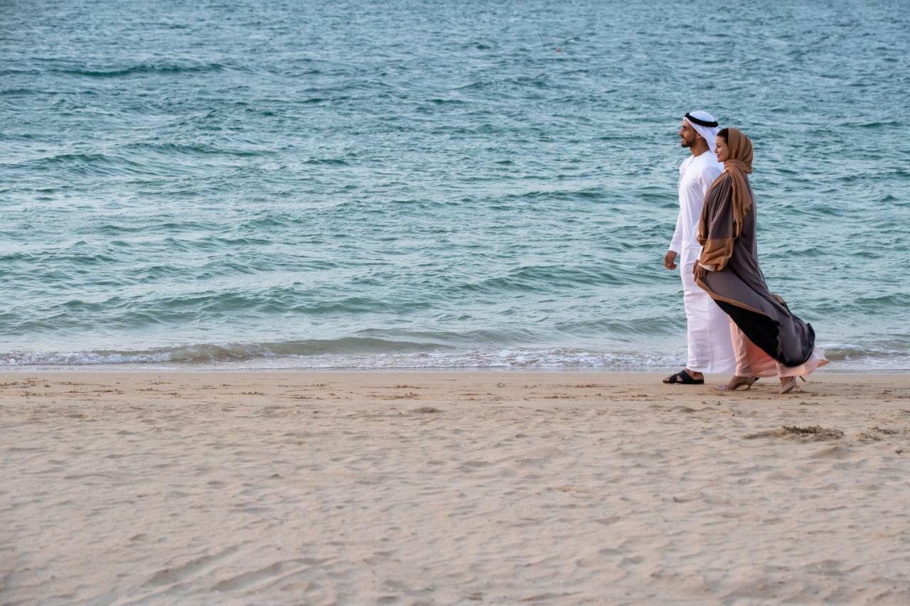 Jumeirah Zabeel Saray Dubai Esterno foto A couple in traditional Emirati dress
