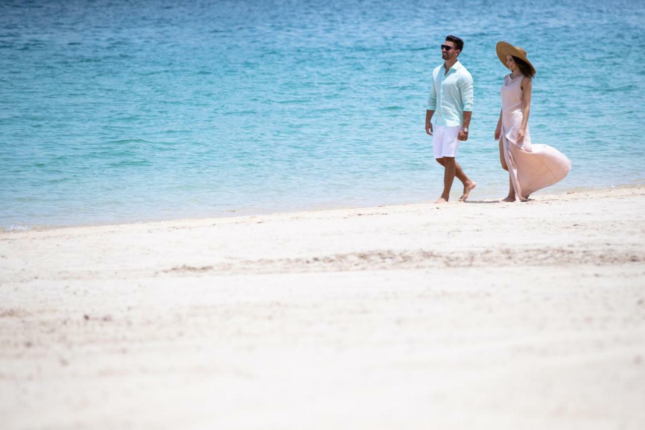 Jumeirah Zabeel Saray Dubai Esterno foto A couple walking on the beach