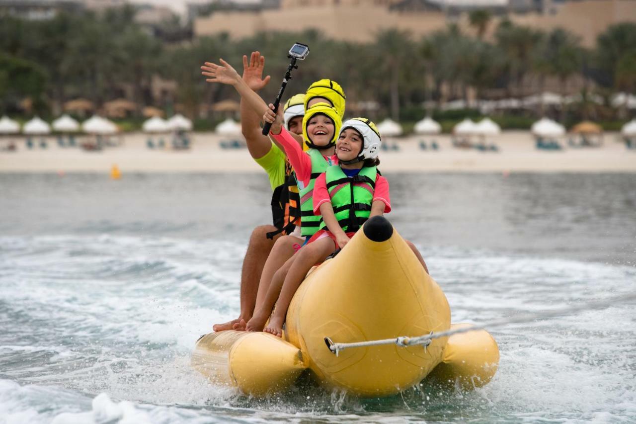 Jumeirah Zabeel Saray Dubai Esterno foto A family on a bumper boat